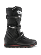 Bottes Alpinestars Tech-T, bottes de moto de trial et tout-terrain, noires avec accents rouges, vue de profil avec trois boucles réglables, logo blanc sur plaque tibiale ergonomique, empiècements en cuir texturé et semelle robuste à haute adhérence pour le contrôle de la moto