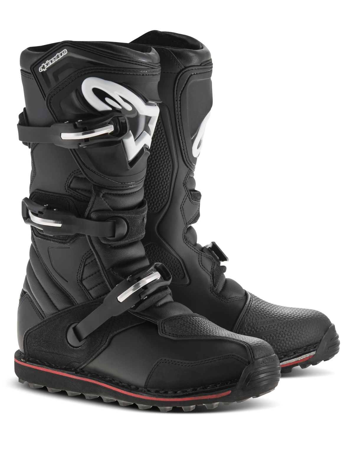 Bottes Alpinestars Tech-T, bottes de moto de trial, noir avec accents rouges et blancs, dotées d'un système de fermeture à trois boucles, plaque tibiale ergonomique avec logo Astars blanc, fine bande rouge le long de la semelle, construction en cuir durable pour le trial et le tout-terrain