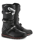 Bottes Alpinestars Tech-T, bottes de moto de trial, noir avec accents rouges et blancs, dotées d'un système de fermeture à trois boucles, plaque tibiale ergonomique avec logo Astars blanc, fine bande rouge le long de la semelle, construction en cuir durable pour le trial et le tout-terrain