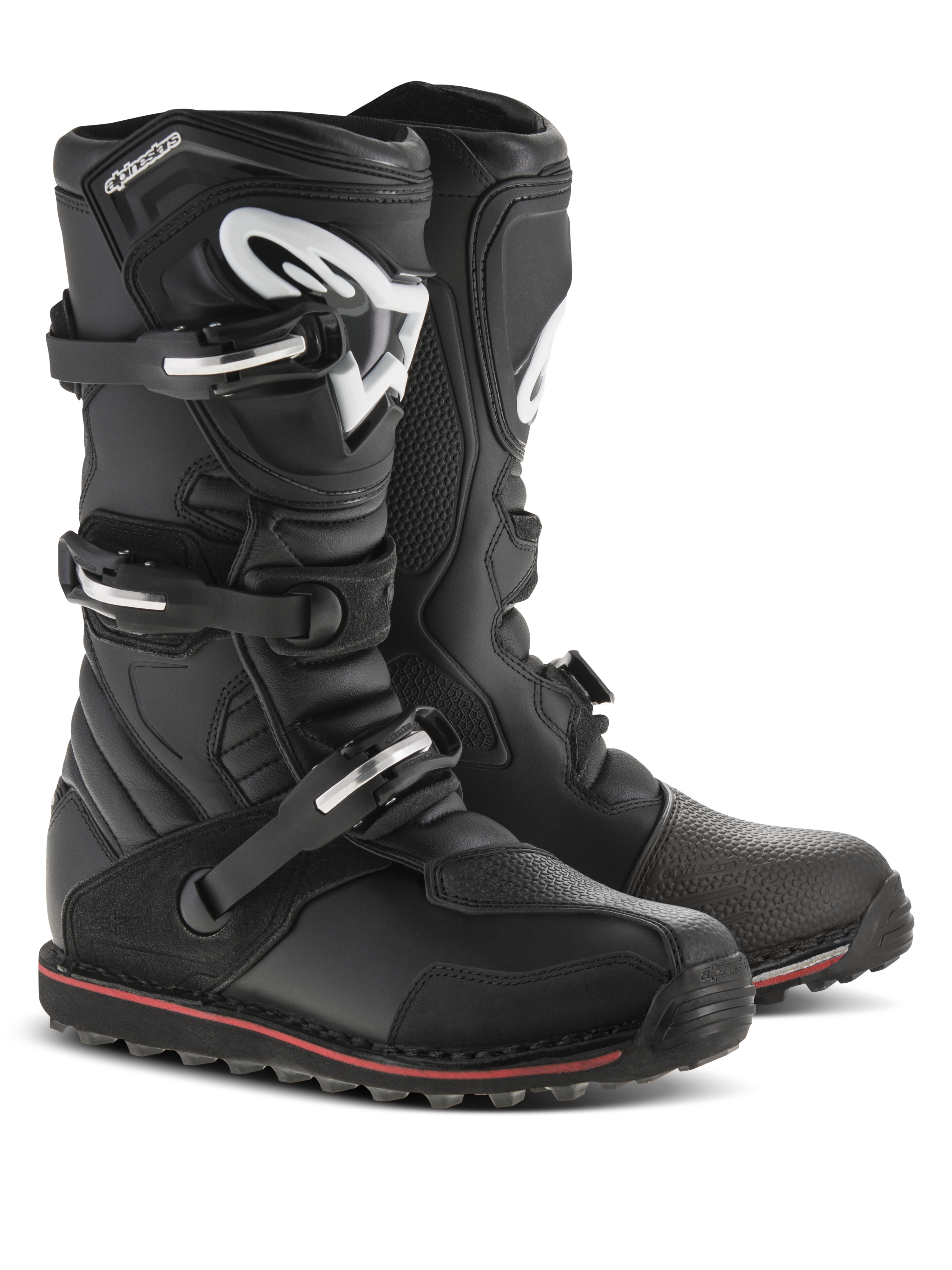 Bottes Alpinestars Tech-T, bottes de moto de trial, noir avec accents rouges et blancs, dotées d'un système de fermeture à trois boucles, plaque tibiale ergonomique avec logo Astars blanc, fine bande rouge le long de la semelle, construction en cuir durable pour le trial et le tout-terrain