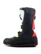 Bottes Alpinestars Tech-T, bottes de moto de trial, blanc, rouge, jaune fluo et noir, vue de profil montrant la plaque tibiale ergonomique blanche et le système de boucles, panneau de talon rouge et semelle spécialisée pour le trial avec ligne d'accent rouge.
