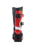 Bottes Alpinestars Tech-T, bottes de moto de trial, blanc, rouge, jaune fluo et noir, vue arrière montrant la construction en cuir rouge avec des accents blancs, protection de talon noire avec logo rouge, et semelle noire robuste pour une adhérence tout-terrain