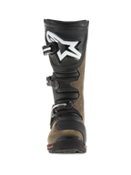 Bottes Alpinestars Tech-T, bottes de moto de trial, brun huilé et noir, vue de face montrant le protège-tibia ergonomique avec un grand logo blanc, système de fermeture à trois boucles et semelle spécialisée pour le tout-terrain technique