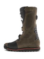 Bottes Alpinestars Tech-T, bottes de moto trial, brun huilé, vue de profil avec plaque protège-tibia ergonomique noire, tige en cuir texturé, bout renforcé et semelle durable avec ligne d'accent rouge