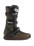 Bottes Alpinestars Tech-T, bottes de moto de trial, marron huilé et noir, vue de profil présentant un système de fermeture à trois boucles, plaque protège-tibia ergonomique avec logo blanc, semelle texturée robuste avec un liseré rouge, conçues pour la pratique du trial tout-terrain