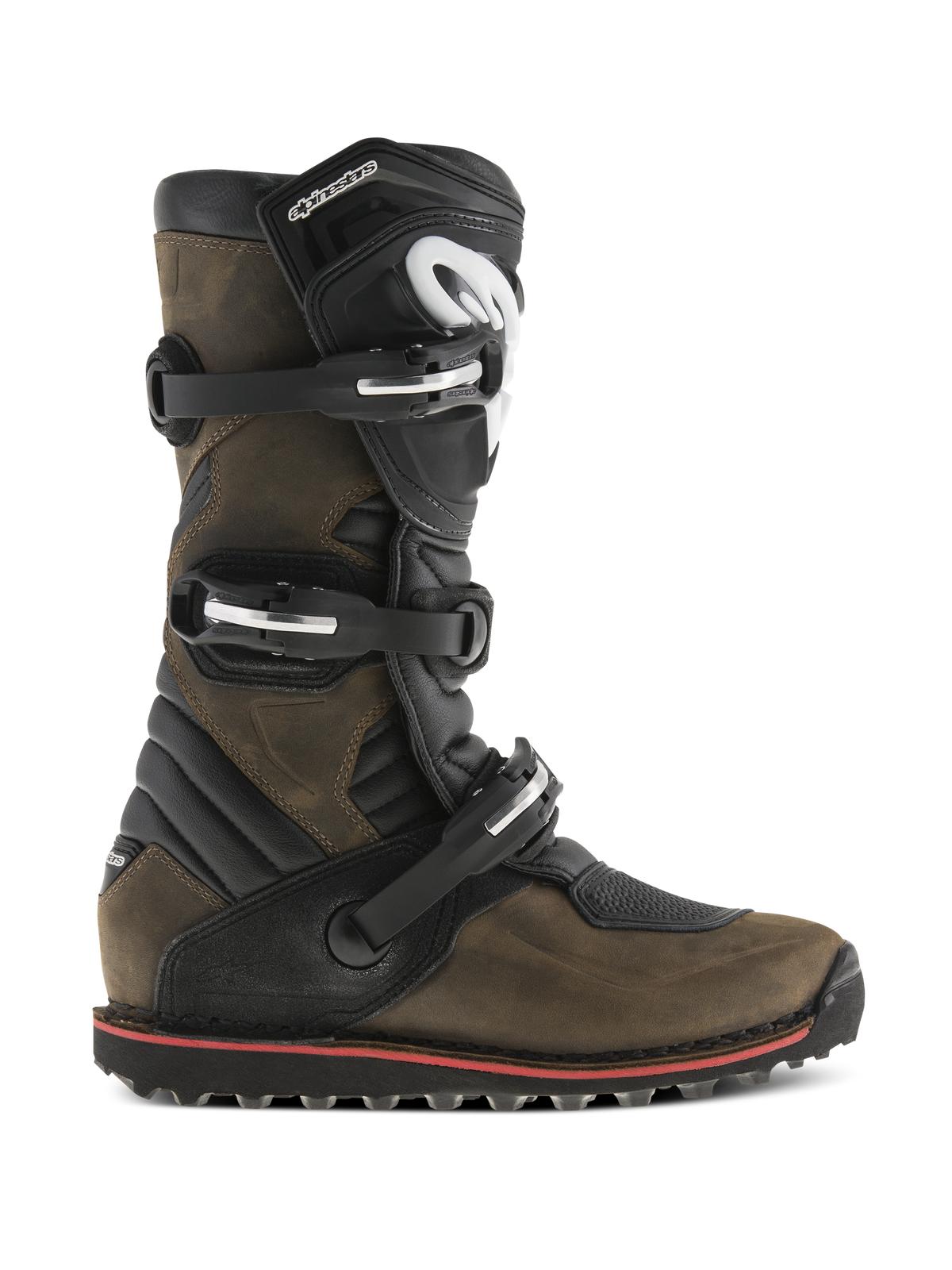 Bottes Alpinestars Tech-T, bottes de moto de trial, marron huilé et noir, vue de profil présentant un système de fermeture à trois boucles, plaque protège-tibia ergonomique avec logo blanc, semelle texturée robuste avec un liseré rouge, conçues pour la pratique du trial tout-terrain
