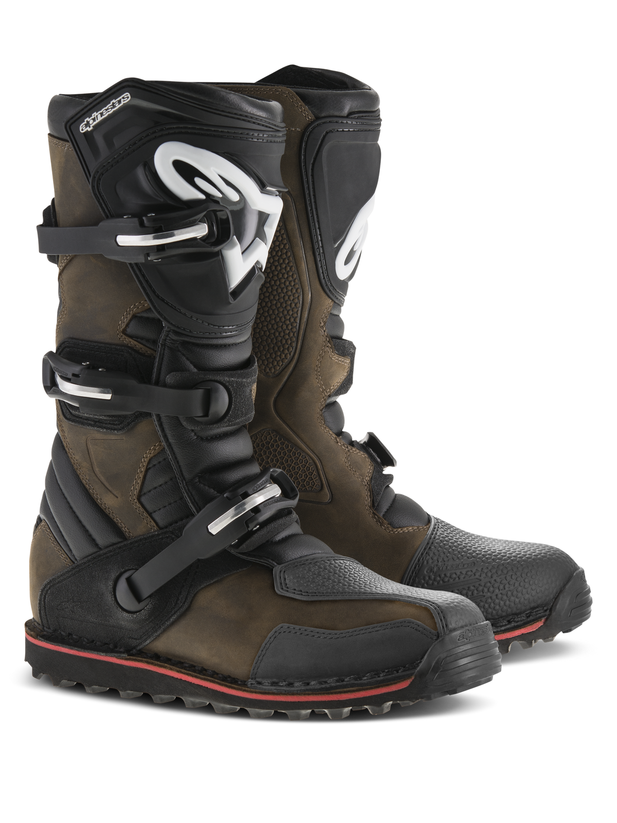 Bottes Alpinestars Tech-T, bottes de moto de trial, cuir huilé brun avec accents noirs, dotées de protège-tibias ergonomiques avec logo Alpinestars blanc, système de fermeture à triple boucle et semelle noire avec liseré rouge, chaussures tout-terrain robustes
