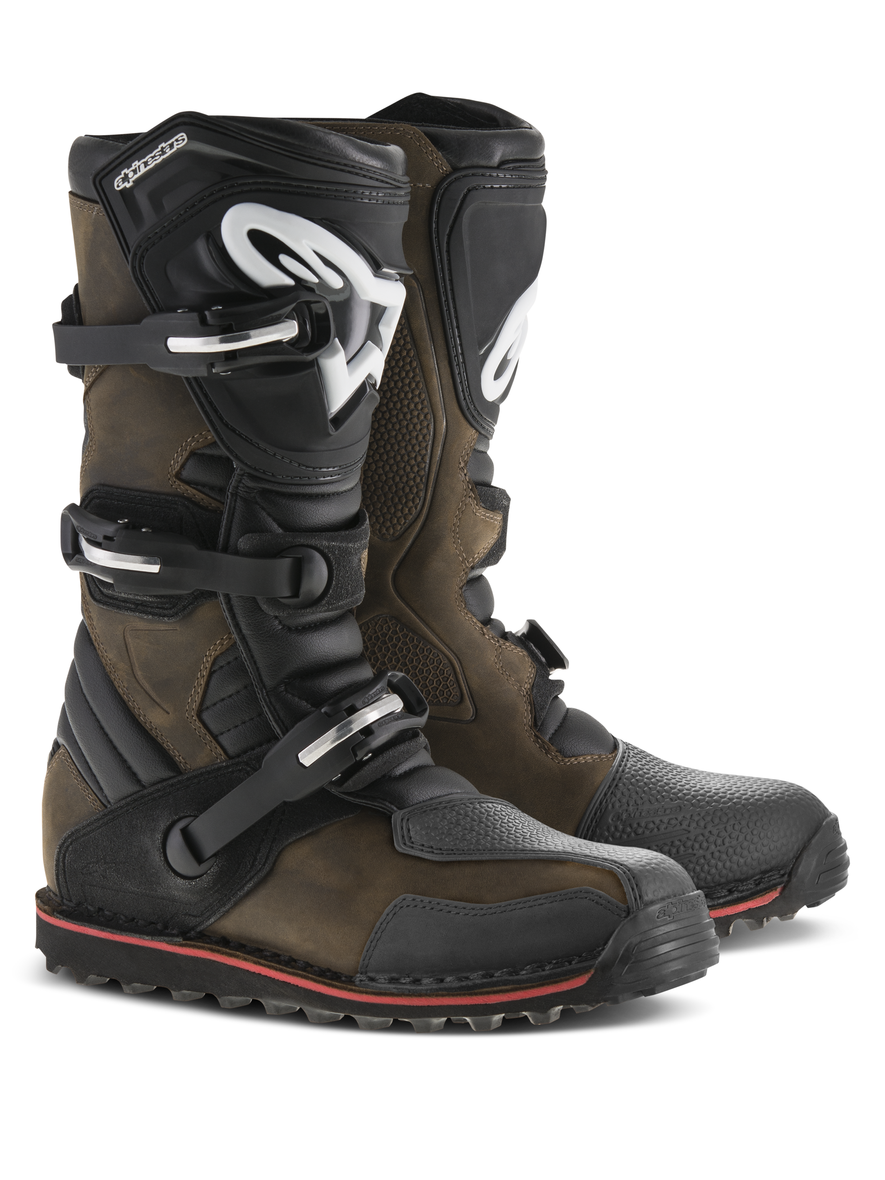Bottes Alpinestars Tech-T, bottes de moto de trial, cuir huilé brun avec accents noirs, dotées de protège-tibias ergonomiques avec logo Alpinestars blanc, système de fermeture à triple boucle et semelle noire avec liseré rouge, chaussures tout-terrain robustes