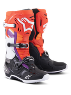 Bottes Alpinestars Tech 10, bottes de motocross, noir et orange fluo avec des accents rouges et violets, dotées d'un système de fermeture à triple boucle, logos Alpinestars blancs sur le tibia et la pointe, et une coque en TPU durable pour des performances de course tout-terrain