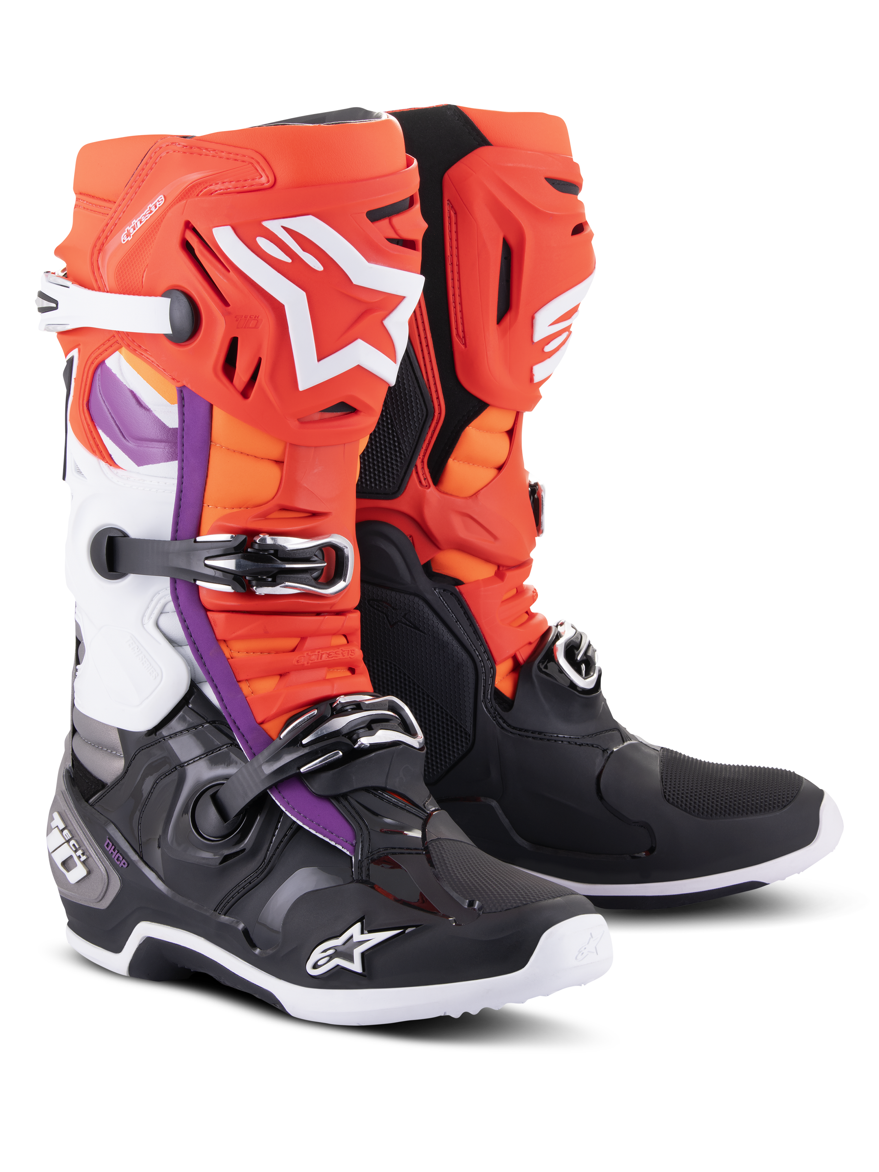 Bottes Alpinestars Tech 10, bottes de motocross, noir et orange fluo avec des accents rouges et violets, dotées d'un système de fermeture à triple boucle, logos Alpinestars blancs sur le tibia et la pointe, et une coque en TPU durable pour des performances de course tout-terrain