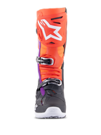 Bottes Alpinestars Tech 10, bottes de motocross, noir, rouge fluo, orange fluo et blanc avec accents violets, vue de face montrant le système de fermeture à boucles multiples et le large logo blanc sur le protège-tibia