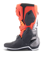 Bottes Alpinestars Tech 10, bottes de motocross, noir, rouge fluo et orange fluo avec des accents blancs, vue latérale mettant en valeur le châssis avancé en TPU, le système de boucles et la conception ergonomique pour la performance tout-terrain