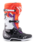 Bottes Alpinestars Tech 10, bottes de motocross, noir, orange fluo, blanc et accents violets, dotées d'un système de fermeture à triple boucle, logos étoile sur le tibia et la pointe, et protection de talon DHCP, vue de profil de chaussures de course tout-terrain.