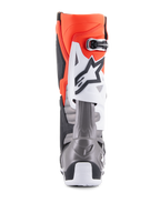 Bottes Alpinestars Tech 10, bottes de motocross, noir, rouge fluo, orange fluo et blanc, vue arrière présentant une tige orange vif, une plaque de protection blanche avec logo noir et une section de talon gris métallisé pour la performance en course tout-terrain