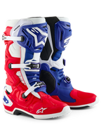 Bottes Alpinestars Tech 10 Édition Limitée Fortitude, bottes de motocross, rouge vif, blanc et bleu, dotées d'une fermeture à triple boucle, du marquage Astars et d'un design patriotique, construction durable en TPU et microfibre pour des performances tout-terrain d'élite