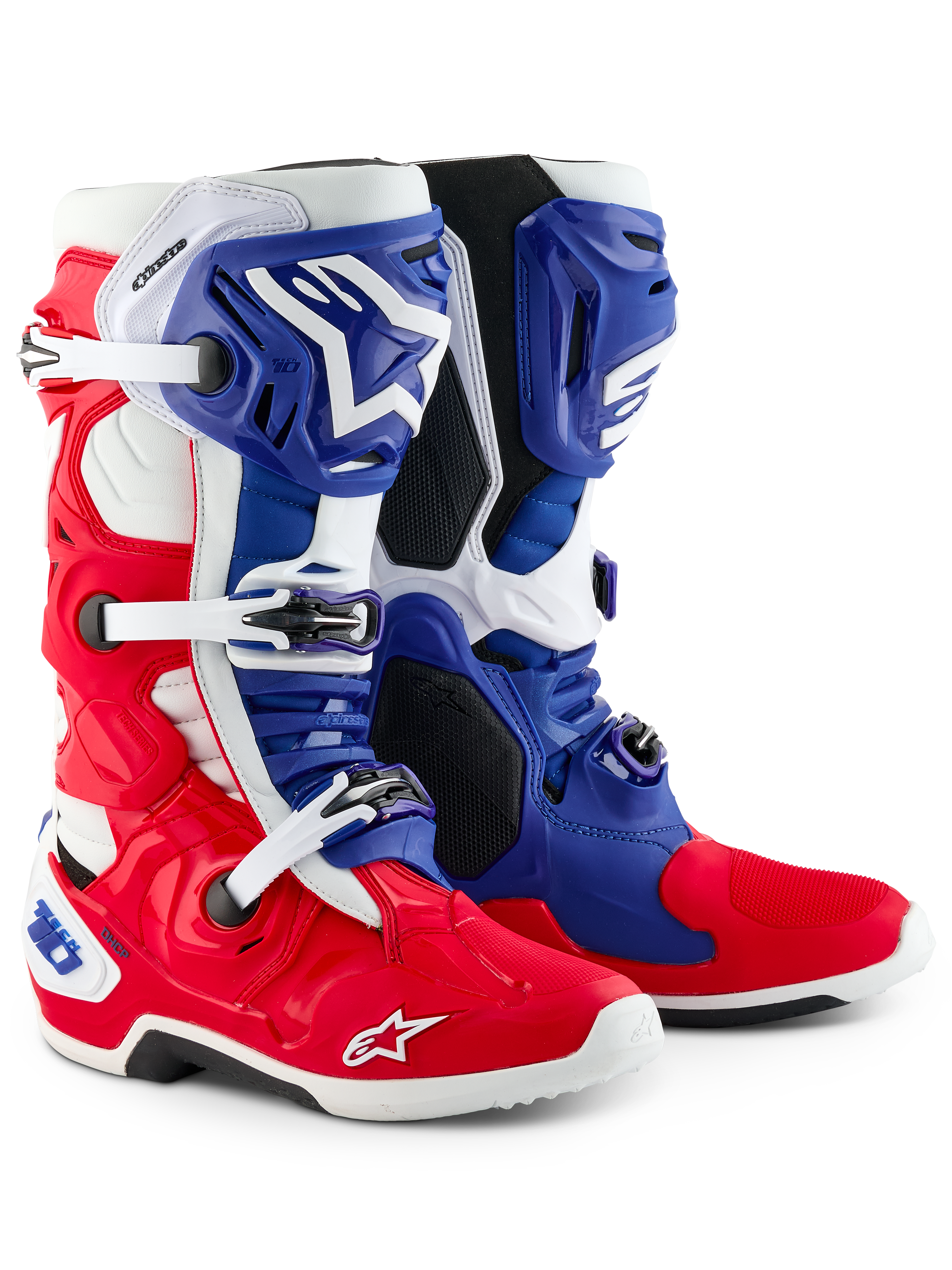Bottes Alpinestars Tech 10 Édition Limitée Fortitude, bottes de motocross, rouge vif, blanc et bleu, dotées d'une fermeture à triple boucle, du marquage Astars et d'un design patriotique, construction durable en TPU et microfibre pour des performances tout-terrain d'élite
