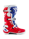 Alpinestars Limited Edition Fortitude Tech 10 Boot, botte de motocross, design patriotique rouge vif, blanc et bleu, vue latérale avec système de fermeture à triple boucle, coque de protection en TPU et logo Alpinestars sur le bout du pied, chaussure tout-terrain haute performance