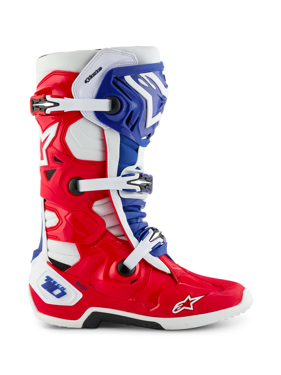 Alpinestars Limited Edition Fortitude Tech 10 Boot, botte de motocross, design patriotique rouge vif, blanc et bleu, vue latérale avec système de fermeture à triple boucle, coque de protection en TPU et logo Alpinestars sur le bout du pied, chaussure tout-terrain haute performance