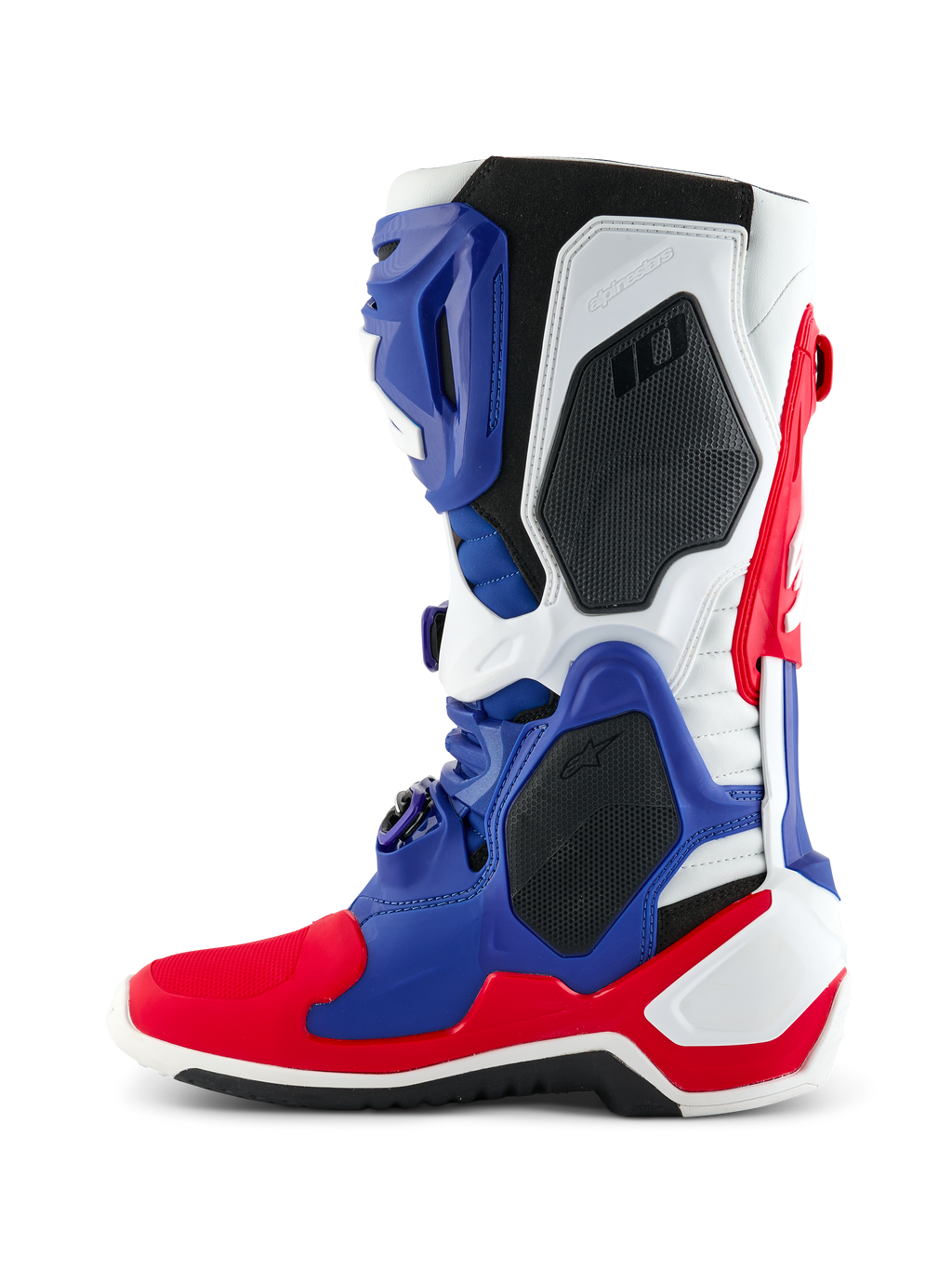 Alpinestars Tech 10 Fortitude Édition Limitée, botte de motocross, rouge vif, blanc et bleu, vue de profil latéral présentant un châssis en TPU multi-panneaux, des inserts protecteurs noirs en nid d'abeille et le marquage Alpinestars, chaussure de course tout-terrain de qualité professionnelle