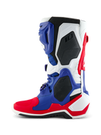 Alpinestars Tech 10 Fortitude Édition Limitée, botte de motocross, rouge vif, blanc et bleu, vue de profil latéral présentant un châssis en TPU multi-panneaux, des inserts protecteurs noirs en nid d'abeille et le marquage Alpinestars, chaussure de course tout-terrain de qualité professionnelle