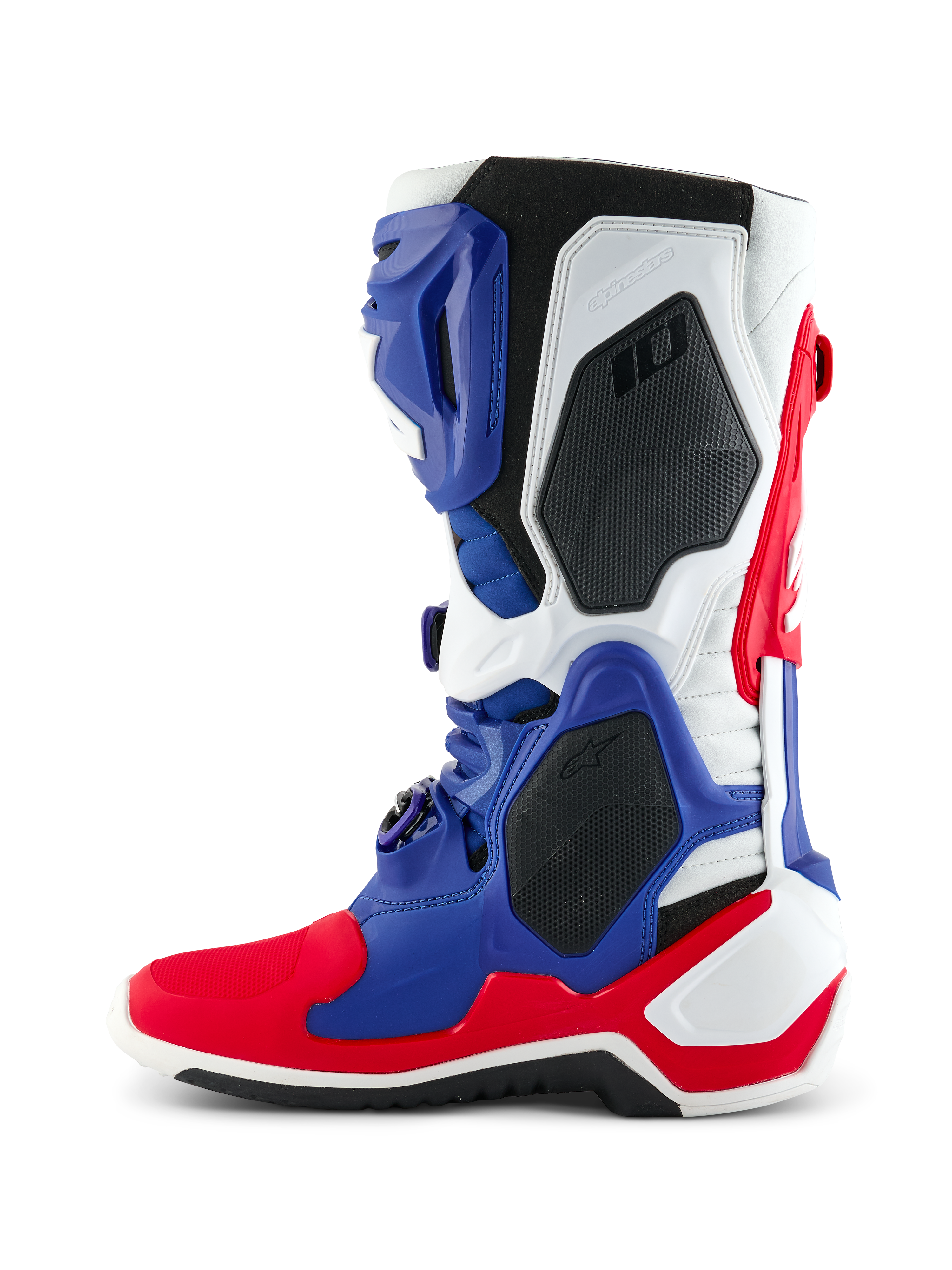 Alpinestars Tech 10 Fortitude Édition Limitée, botte de motocross, rouge vif, blanc et bleu, vue de profil latéral présentant un châssis en TPU multi-panneaux, des inserts protecteurs noirs en nid d'abeille et le marquage Alpinestars, chaussure de course tout-terrain de qualité professionnelle