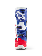 Botte Alpinestars Tech 10 Fortitude Édition Limitée, botte de motocross, rouge vif, blanc et bleu, vue de face avec un grand logo d'étoile blanche sur un protège-tibia bleu, système de fermeture à triple boucle et coque de pied rouge éclatante, conçue pour des performances tout-terrain d'élite.