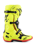 Bottes Alpinestars Tech 10, bottes de motocross, jaune fluo avec des accents noirs et rouges, vue de profil avec fermeture à trois boucles, plaque de tibia renforcée, semelle rouge à haute adhérence et protection de talon DHCP, équipement professionnel de moto tout-terrain