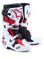 Bottes Alpinestars Tech 10, bottes de motocross, blanc, noir et rouge vif, vue de la paire mettant en valeur les plaques de protection en TPU, le système de fermeture à boucles et le support de talon DHCP.