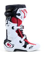 Bottes Alpinestars Tech 10, bottes de motocross et tout-terrain en blanc, noir et rouge vif, vue latérale avec coque en TPU résistante, système de fermeture à boucles et Protecteur de Compression Dynamique du Talon (DHCP).