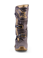 Botte de motocross Alpinestars Tech 10 Air Gold, Earth Brown Gold, protection TPU et détails dorés, vue de face technique.