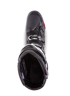 Bottes Alpinestars Tech 10 Enduro, bottes de motocross, noir, vue de dessus montrant la doublure intérieure, le système de fermeture à triple boucle et la zone des orteils renforcée, conçues pour la haute performance en tout-terrain et en compétition enduro