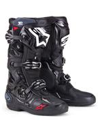 Bottes Alpinestars Tech 10 Enduro, bottes de motocross, noir avec logo blanc sur le tibia et petit détail d'étoile rouge, dotées d'un système de fermeture à triple boucles, d'une protection en TPU durable et d'une semelle enduro spécialisée pour la course tout-terrain