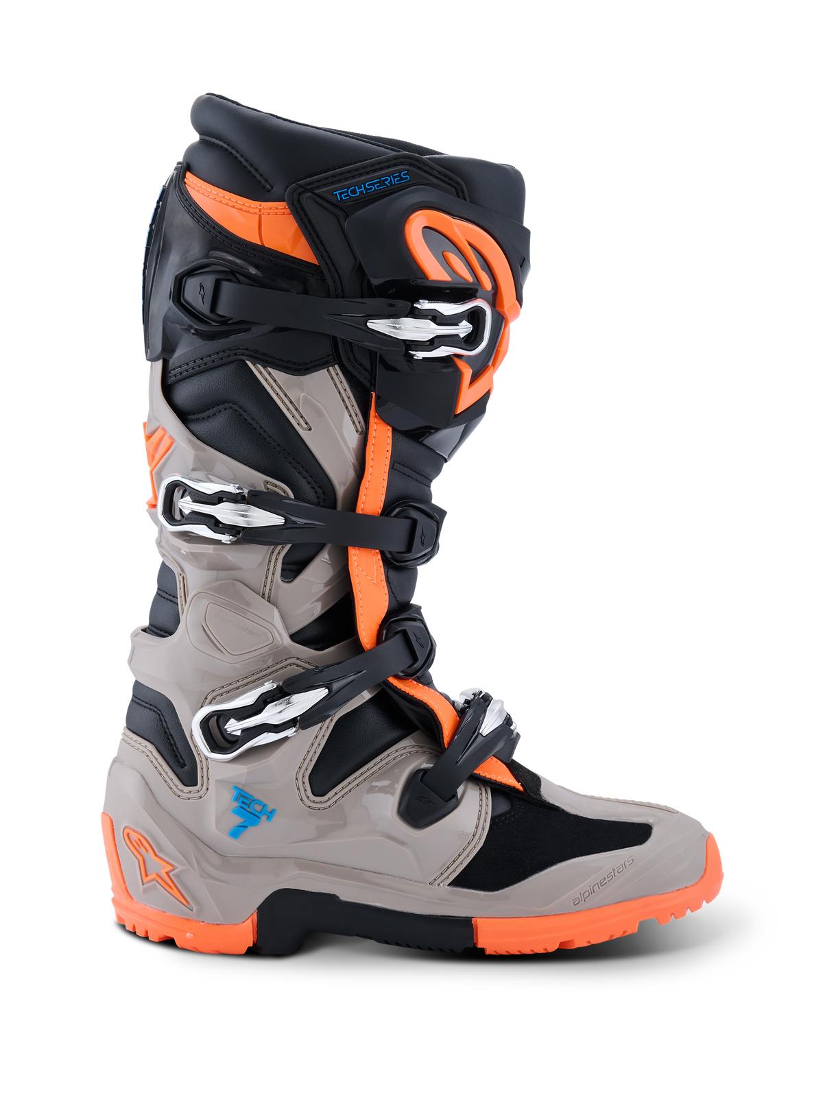 Bottes Alpinestars Tech 7 Enduro 2026, bottes de motocross et d'enduro, noir, gris chaud et orange fluo, vue de profil, avec système de fermeture à quatre boucles, panneaux de protection en TPU et semelle orange à double composé spécialisée pour la performance tout-terrain