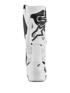 Bottes Alpinestars Tech 10 Supervented, bottes de motocross blanches, vue arrière avec microfibre perforée pour la circulation de l'air, système de lame arrière en TPU blanc, logo étoile noir et fermeture par boucle sécurisée, chaussures tout-terrain haute performance