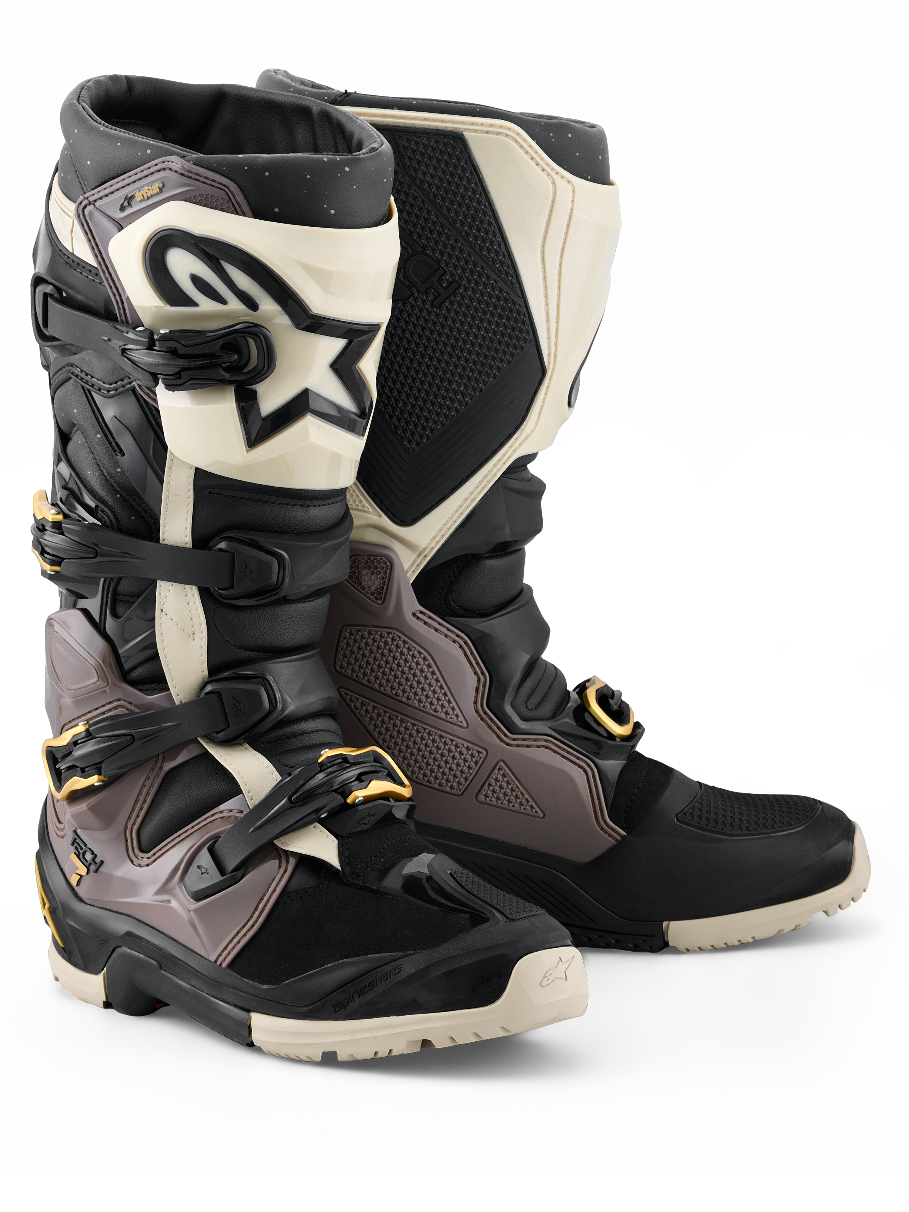 Bottes Alpinestars Tech 7 Enduro Drystar® 2026, bottes de motocross et d'enduro, noir, gris foncé et or, dotées d'une coque en TPU robuste, de boucles en aluminium à dégagement rapide avec accents dorés et d'une large plaque de tibia blanche avec logo noir, conçues pour la durabilité tout-terrain