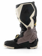 Bottes Alpinestars 2026 Tech 7 Enduro Drystar®, bottes de motocross, noir, gris foncé et or, vue de profil mettant en valeur les panneaux en TPU durables, la boucle aux accents dorés et la semelle enduro robuste pour le tout-terrain.
