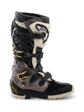Bottes Alpinestars 2026 Tech 7 Enduro Drystar®, bottes de motocross et d'enduro, noir, gris foncé et or, dotées d'un système de fermeture à boucles multiples avec des accents dorés, d'une semelle robuste à double composé et de panneaux de protection en TPU durables, chaussures de pilotage tout-terrain professionnelles