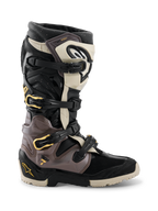Bottes Alpinestars 2026 Tech 7 Enduro Drystar®, bottes de motocross et d'enduro, noir, gris foncé et or, dotées d'un système de fermeture à boucles multiples avec des accents dorés, d'une semelle robuste à double composé et de panneaux de protection en TPU durables, chaussures de pilotage tout-terrain professionnelles