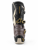 Bottes Alpinestars 2026 Tech 7 Enduro Drystar®, noir, gris foncé et or, vue arrière montrant la coque de protection en TPU, les boucles dorées et le logo Alpinestars, chaussures d'enduro haute performance
