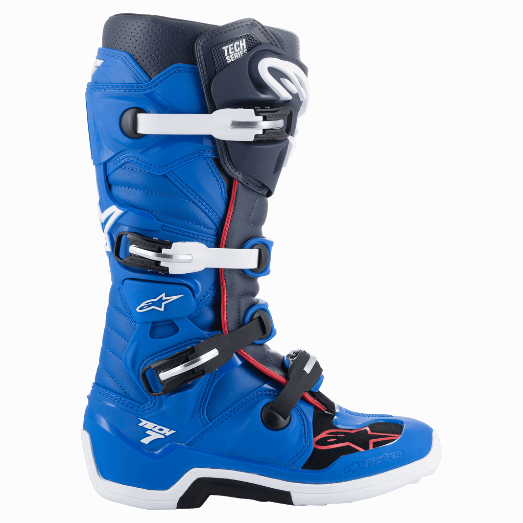 Bottes Alpinestars Tech 7, bottes de motocross, bleu alpin, bleu marine et rouge vif, modèle montant avec système de fermeture à quatre boucles, boucles blanches et noires, semelle blanche avec section centrale noire, liseré rouge et logo Alpinestars, protection professionnelle pour la course tout-terrain