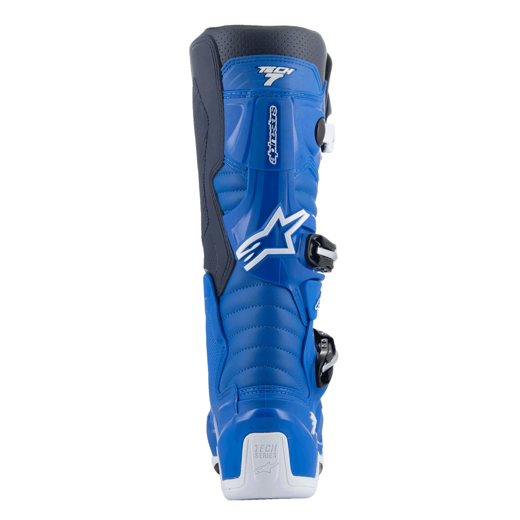 Bottes Alpinestars Tech 7, bottes de motocross, bleu alpin et bleu nuit avec accents blancs, vue arrière montrant la protection profilée du mollet, renfort de talon blanc avec logo Tech Series et détails du système de boucles à entrée latérale