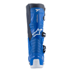 Bottes Alpinestars Tech 7, bottes de motocross, bleu alpin et bleu nuit avec accents blancs, vue arrière montrant la protection profilée du mollet, renfort de talon blanc avec logo Tech Series et détails du système de boucles à entrée latérale