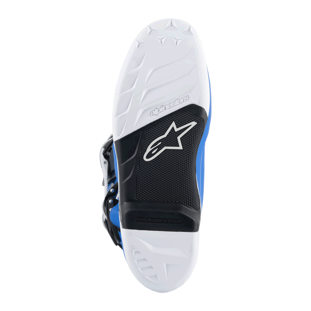 Alpinestars Tech 7 Boots, bottes de motocross, bleu alpin et blanc, vue de dessous de la semelle avec motif d'adhérence blanc, cambrure noire avec insert de repose-pied remplaçable et logo Alpinestars, matériau durable pour la course tout-terrain