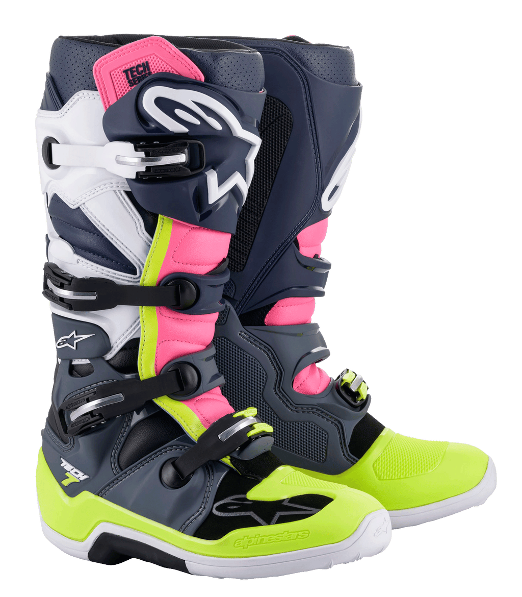 Bottes Alpinestars Tech 7, bottes de motocross, gris foncé, bleu foncé, rose fluo et jaune fluo, dotées d'un système de fermeture à boucles multiples, de panneaux de protection en TPU et du logo Alpinestars pour le tout-terrain
