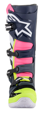 Bottes Alpinestars Tech 7, bottes de motocross, gris foncé, bleu foncé et rose fluo, vue arrière en angle mettant en évidence le système de boucles et les panneaux en accordéon roses, conception protectrice haute performance pour la conduite tout-terrain