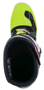 Bottes Alpinestars Tech 7, bottes de motocross, gris foncé, bleu foncé et rose fluo avec des accents jaune vif, vue de dessus de l'intérieur du col, mettant en évidence la fermeture par boucles et la zone des orteils renforcée.