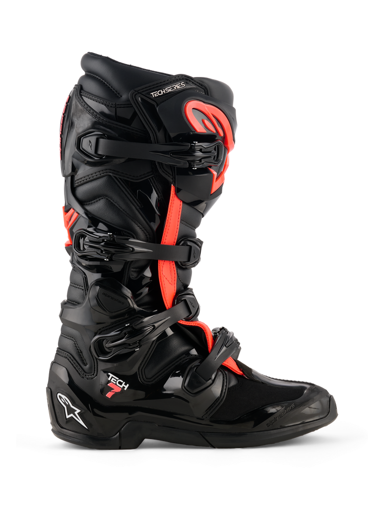 Bottes Alpinestars Tech 7, bottes de motocross, noir et rouge fluo, vue de profil, dotées d'un système de fermeture à quatre boucles, coque de protection en TPU avec marquage « Tech 7 » et logo Astars blanc sur le talon, chaussures de course tout-terrain durables.