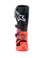 Bottes Alpinestars Tech 7, bottes de motocross, noir, rouge fluo et rose fluo, vue de face présentant une plaque tibiale noire avec un grand logo Astars blanc, une structure inférieure rouge et rose fluorescent et un système de fermeture à boucles argentées
