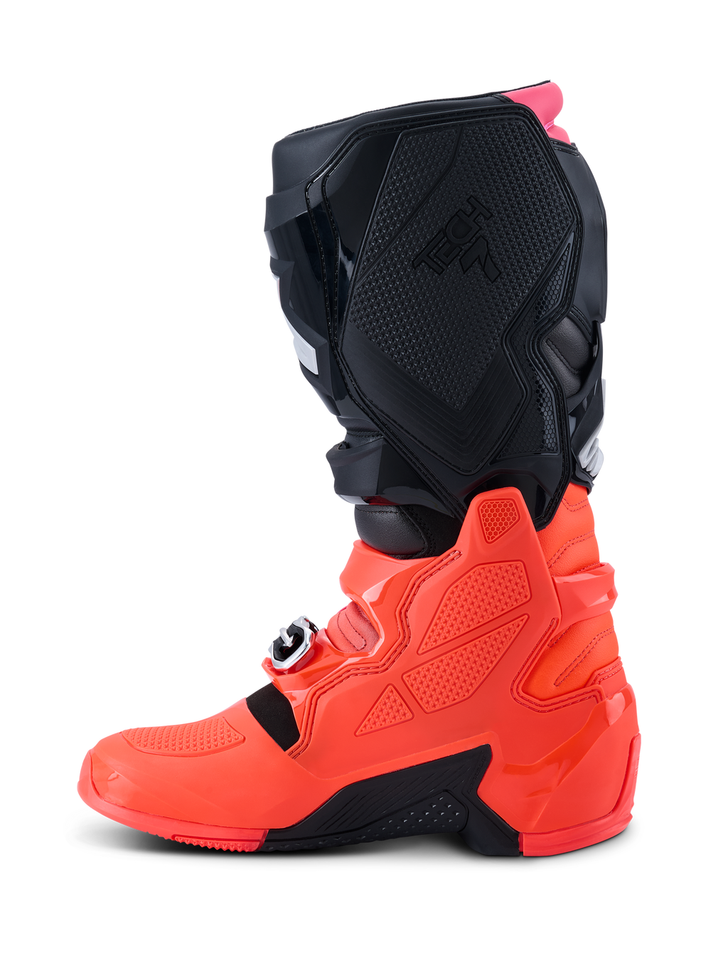 Bottes Alpinestars Tech 7, bottes de motocross, noir, rouge fluo et rose fluo, vue de profil mettant en évidence la coque inférieure en TPU, le système de fermeture par boucles et les panneaux de protection texturés pour des performances tout-terrain