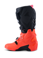 Bottes Alpinestars Tech 7, bottes de motocross, noir, rouge fluo et rose fluo, vue de profil mettant en évidence la coque inférieure en TPU, le système de fermeture par boucles et les panneaux de protection texturés pour des performances tout-terrain